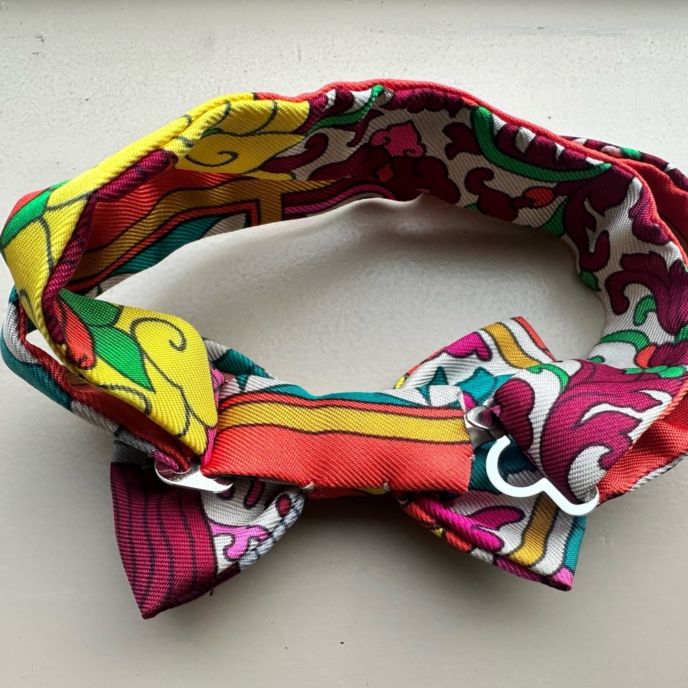 Hermes silk bow tie can be worn around neck or wrist - Picture 2 of 5